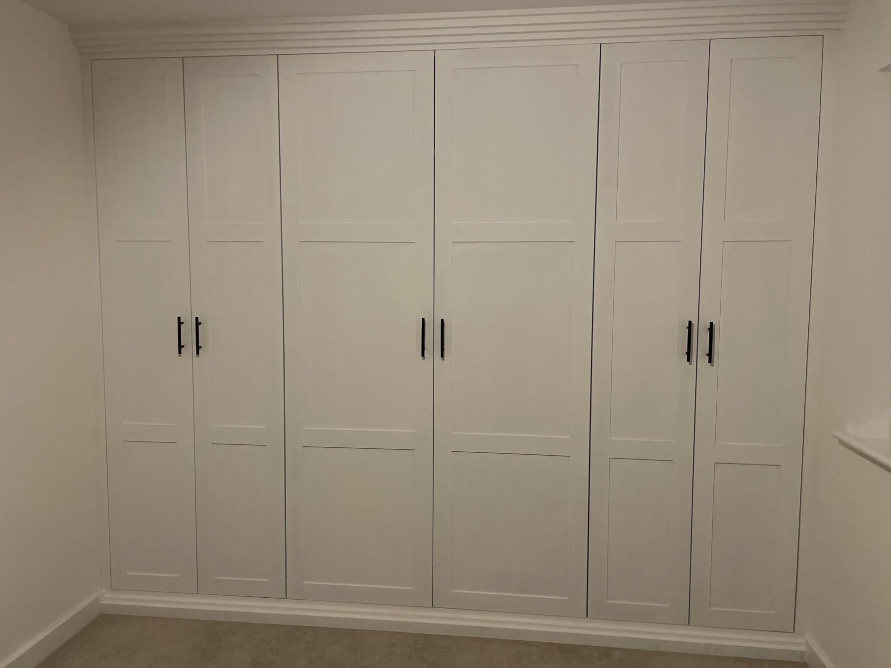 Whole-wall fitted wardrobe